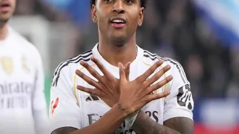 贺希宁45分钟火力全开，三分球命中率达五成，连续八战得分上双。