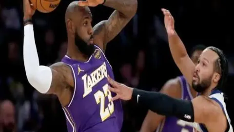 火箭核心申京赛场绽放，冬日赛场温暖如春